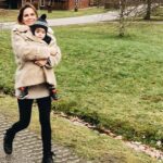 Hanna Verboom Instagram - Net terug van een heerlijke vakantie in eigen land! De dagen tussen kerst en oud en nieuw hebben altijd iets magisch, alles staat stil en er is na een jaar hard werken, eindelijk tijd te reflecteren. Het was geen makkelijk jaar, Sam die vrijwel niet sliep, een nieuw evenwicht zoeken met twee kleintjes en dan ook nog een bedrijf (en huwelijk ;) in de lucht houden. Ik ben super trots op dit gezinnetje, de dagen in Drenthe met 100% focus op de kids maken me het allergelukkigst. Mijn nieuwe voornemen? Meer rust, minder moeten van mezelf en meer ruimte voor anderen. Met op nr 1 deze drie. Maar nu back to work. We hebben een documentaire die af moet en stiekem heb ik het natuurlijk wel het mooiste werk wat er is. Zin dit met jullie te delen! Nog even een groot compliment aan @hofvansaksen. Wat was het fijn bij jullie! Eindeloos paradijs voor de kids en het allerliefste personeel. In het bijzonder Renee, die me zo lief verzorgde toen ik met een zieke Sammie alleen in het restaurant zat. Wat een heldin. Hoop dat je dit leest 🙏🏻 Resort Hof van Saksen