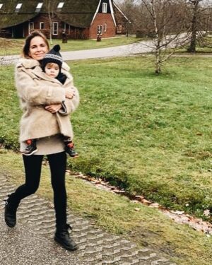 Hanna Verboom Instagram - Net terug van een heerlijke vakantie in eigen land! De dagen tussen kerst en oud en nieuw hebben altijd iets magisch, alles staat stil en er is na een jaar hard werken, eindelijk tijd te reflecteren. Het was geen makkelijk jaar, Sam die vrijwel niet sliep, een nieuw evenwicht zoeken met twee kleintjes en dan ook nog een bedrijf (en huwelijk ;) in de lucht houden. Ik ben super trots op dit gezinnetje, de dagen in Drenthe met 100% focus op de kids maken me het allergelukkigst. Mijn nieuwe voornemen? Meer rust, minder moeten van mezelf en meer ruimte voor anderen. Met op nr 1 deze drie. Maar nu back to work. We hebben een documentaire die af moet en stiekem heb ik het natuurlijk wel het mooiste werk wat er is. Zin dit met jullie te delen!

Nog even een groot compliment aan @hofvansaksen. Wat was het fijn bij jullie! Eindeloos paradijs voor de kids en het allerliefste personeel. In het bijzonder Renee, die me zo lief verzorgde toen ik met een zieke Sammie alleen in het restaurant zat. Wat een heldin. Hoop dat je dit leest 🙏🏻