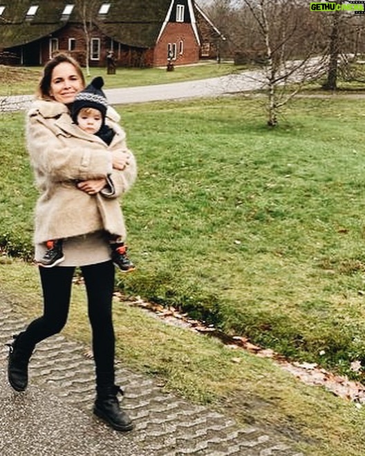 Hanna Verboom - 1.9K Likes - Net terug van een heerlijke vakantie in eigen land! De dagen tussen kerst en oud en nieuw hebben altijd iets magisch, alles staat stil en er is na een jaar hard werken, eindelijk tijd te reflecteren. Het was geen makkelijk jaar, Sam die vrijwel niet sliep, een nieuw evenwicht zoeken met twee kleintjes en dan ook nog een bedrijf (en huwelijk ;) in de lucht houden. Ik ben super trots op dit gezinnetje, de dagen in Drenthe met 100% focus op de kids maken me het allergelukkigst. Mijn nieuwe voornemen? Meer rust, minder moeten van mezelf en meer ruimte voor anderen. Met op nr 1 deze drie. Maar nu back to work. We hebben een documentaire die af moet en stiekem heb ik het natuurlijk wel het mooiste werk wat er is. Zin dit met jullie te delen!
Nog even een groot compliment aan @hofvansaksen. Wat was het fijn bij jullie! Eindeloos paradijs voor de kids en het allerliefste personeel. In het bijzonder Renee, die me zo lief verzorgde toen ik met een zieke Sammie alleen in het restaurant zat. Wat een heldin. Hoop dat je dit leest 🙏🏻