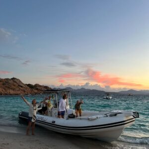 Hanna Verboom Instagram - Eigen vis vangen, flauwe grappen maken, diepe gesprekken en dansen op Tunesische funk tot het morgen wordt. Dank @beauvaned en @olafkoens voor deze mooie paar dagen in Sardinië. Dank ook voor alle mooie reacties op mijn gesprek met Beau over het taboe op psychische variaties. Het is zo belangrijk dat dit geen taboe meer is en dat we met elkaar praten 🙏🏻 #uitdeschaduw #isoladibeau