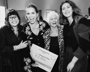 Hanna Verboom Instagram - Mijn lieve oma heeft zeven kinderen groot gebracht, twee bedrijven opgezet /leiding aan gegeven, drie kinderen van anderen opgevangen en dat alles in haar huisje van 50 m2 drie-hoog in Rotterdam. Ze weet als geen ander hoe je elke cent moet omdraaien en nog steeds vinden we regelmatig eten in haar ijskast met een verlopen houdbaarheid datum omdat ze nooit wat weggooit :) Oma is een held. Toen ik onlangs de prijs voor ondernemende Vrouw won in de categorie duurzaamheid werd deze award uiteraard aan haar opgedragen. Kijk hoe blij we zijn! ♥️ Meer dan ooit realiseer ik me dat mijn zusje en ik op haar schouders mogen staan.. op wiens schouders mag jij staan?