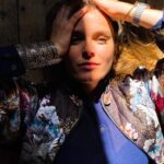 Hanna Verboom Instagram - “Ik ook, ik ook, ik ook.” Dit heb ik meer dan duizend keer gehoord nadat ik mijn verhaal deelde in deze documentaire ‘Uit de schaduw’. Op straat, in de kroeg, op Instagram, in mijn mailbox en nu nog steeds word ik aangesproken. Mensen die ik niet ken, maar die ik wel herken omdat ik weet hoe het is. Vandaag is World Mental Health Day. 43,5 % van ons heeft een psychische diagnose gekregen in hun leven. Toch blijkt uit recent onderzoek van @epm_brouwers dat bijna 2/3 van de werkgevers zegt iemand niet aan te nemen die op dat moment worstelt met een psychische kwetsbaarheid. Wat een paradox. Wat een stigma. Wat een gemis. Het is een gemis voor de werkgevers. Mensen met een kwetsbaarheid zijn immers vaak enorm gevoelig, creatief en kunnen veel brengen in je organisatie. Maar het is vooral een groot gemis voor onze maatschappij. Want acceptatie en zelfacceptatie is de grootste sleutel tot heling, ook als het gaat om psychische aandoeningen. Het stigma houdt dit tegen. We houden het stil. Omdat we ons schamen en bang zijn wat anderen vinden. Maar waarom? Iedereen is een beetje gek. Leuk toch :) Er is niks mis met het hebben van een psychiatrische kwetsbaarheid. Het is soms moeilijk, laat me dat vooropstellen, maar het kan ook een kracht zijn. Bovenal heb je mensen nodig, dicht bij je. Niet alleen je therapeut of psychiater. Dus praat. Zoek mensen op die veilig voor je voelen. Stap uit de schaduw. Deel je verhaal. Dat helpt om betekenis te vinden in en aan je eigen worsteling. People need people. Inmiddels zijn we met @cinetreenl aan tweede documentaire begonnen over dit thema. Op zoek naar het grotere verhaal rondom psychisch lijden. Het huidige zorgsysteem is erg gericht op de medische aspecten waardoor er soms wordt vergeten hoe belangrijk het is om te luisteren, hoe bepalend de omgeving is en hoe cruciaal de rol van ervaringsdeskundigen kan zijn. Het lijkt erop dat we niet het hele verhaal vertellen. Het is de hoogste tijd dat we dat wel gaan doen. Voor iedereen die worstelt met een psychische kwetsbaarheid... Ik ook. En het is ok. voor meer info: cinetree.nl/thema/uitdeschaduw wil je meehelpen? daphne@getitdone.org