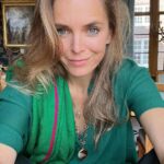 Hanna Verboom Instagram - Hoe gaat het met je? Ik merk dat ik me soms een beetje verstop achter mooie plaatjes en klinkende teksten omdat ik eigenlijk gewoon best wel overweldigd ben door alles wat er speelt. Deze zomer waarin de klimaat depressie om zich heen slaat en in ons eigen land kindjes buiten slapen omdat we de boel niet op orde hebben en zo erg met onszelf bezig zijn. (En dan heb ik het nog niet eens over die verdrietige protesten aan de hekken van Ter Apel) Maar ook op persoonlijk vlak met het hoog houden van alle ballen die staan voor wie ik wil zijn. Een hele goede en aanwezige moeder, de betrokken vriendin die altijd klaar staat, de gedreven ondernemer die een verschil maakt. Al die ballen. Man. Ze vallen. Ik zal je eerlijk zeggen, ik ben hulp gaan vragen. Ik kwam er niet uit alleen. En die hulp kwam; een vrouw uit ons dorp die me af en toe met de kindjes helpt, een vrouw die mij helpt met agenda en inboxen om alle mooie plannen te stroomlijnen, een vrouw die net als ik een psychische variatie heeft en met wie ik eindeloos kan filosoferen over hoe we overwinnen en een vrouw uit Oeganda die tijdelijk bij ons woont en me weer helpt zien waar het allemaal om gaat. (De beste coach die ik me kan wensen) Zo zijn er nog wel tientallen vrouwen op wie ik mag leunen als ik overweldigd ben. Je hoeft het niet alleen te doen, die bal mag je laten vallen. En die hele grote vraagstukken en nieuwsonderwerpen waar je soms zo moedeloos van wordt- ook daarin spelen vrouwen een essentiële rol. Maar niet als we overweldigd zijn. Dus reik uit ♥️🦋 #nofilter
