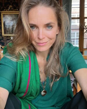 Hanna Verboom Instagram - Hoe gaat het met je? Ik merk dat ik me soms een beetje verstop achter mooie plaatjes en klinkende teksten omdat ik eigenlijk gewoon best wel overweldigd ben door alles wat er speelt. Deze zomer waarin de klimaat depressie om zich heen slaat en in ons eigen land kindjes buiten slapen omdat we de boel niet op orde hebben en zo erg met onszelf bezig zijn. (En dan heb ik het nog niet eens over die verdrietige protesten aan de hekken van Ter Apel) Maar ook op persoonlijk vlak met het hoog houden van alle ballen die staan voor wie ik wil zijn. Een hele goede en aanwezige moeder, de betrokken vriendin die altijd klaar staat, de gedreven ondernemer die een verschil maakt. Al die ballen. Man. Ze vallen. Ik zal je eerlijk zeggen, ik ben hulp gaan vragen. Ik kwam er niet uit alleen. En die hulp kwam; een vrouw uit ons dorp die me af en toe met de kindjes helpt, een vrouw die mij helpt met agenda en inboxen om alle mooie plannen te stroomlijnen, een vrouw die net als ik een psychische variatie heeft en met wie ik eindeloos kan filosoferen over hoe we overwinnen en een vrouw uit Oeganda die tijdelijk bij ons woont en me weer helpt zien waar het allemaal om gaat. (De beste coach die ik me kan wensen) Zo zijn er nog wel tientallen vrouwen op wie ik mag leunen als ik overweldigd ben. Je hoeft het niet alleen te doen, die bal mag je laten vallen. En die hele grote vraagstukken en nieuwsonderwerpen waar je soms zo moedeloos van wordt- ook daarin spelen vrouwen een essentiële rol. Maar niet als we overweldigd zijn. Dus reik uit ♥️🦋 #nofilter