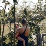 Hanna Verboom Instagram - Ik leer steeds meer wat het is om moeder te zijn. Ik dacht dat ik het allemaal wel wist, toen kwam ik erachter dat ik zo weinig weet en vanuit die mooie plek weet ik steeds meer. Dat het goed is. Dat mijn zijn groter is geworden door hen. En dat zij alles zijn. Het nieuw balans vinden is niettemin best een uitdaging. Vol moeder willen zijn en geliefde maar ook een visie hebben, leiding geven en ondernemen; je creativiteit vorm geven. Gelukkig heb ik veel voorbeelden om me heen zoals Maja van @augustine_amsterdam die naast haar kindjes en haar kunst deze allermooiste eco-friendly badkleding maakt -zit zoooo fijn! En natuurlijk mijn rots en ‘mooie plaatjes’ maker @nineijff die langs kwam met haar lieve boys en even ‘tussen neus en lippen door’ deze mooie herinneringen maakte. Making memories ♥️