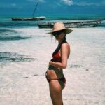Hanna Verboom Instagram - Precies 3 jaar later - hele kleine nachten maar groots geluk 🦒🦓 Zanzibar, Tanzania