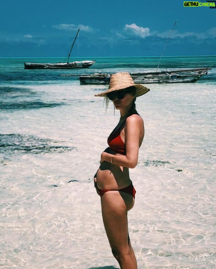 Hanna Verboom Instagram - Precies 3 jaar later - hele kleine nachten maar groots geluk 🦒🦓 Zanzibar, Tanzania