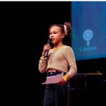 Hanna Verboom Instagram - Ik geniet zo erg na! Gisteravond hebben we ons filmfestival Tomorrow afgetrapt en het was fantastisch. Wij trakteren vanaf nu een week lang elke dag op films over het klimaat en onze toekomst: inspirerende verhalen van individuen en initiatieven die hoopvol stemmen. Zoals de regeneratieve boeren in The Biggest Little Farm, het land wat tot leven kwam in Salt of the Earth en de lokale communities en stadsboerderijen in de hit-documentaire Tomorrow. Maar ook Captain Fantastic, Woman at war en Bigger than us. Tijdens de feestelijke opening gisteren kwamen zo’n 500 gasten waaronder film en impact makers uit heel Nederland samen en spraken o.a. de 12 jarige Zoey, boerin Anne van Leeuwen, filosoof Karim Benammar en acteur Jacob Derwig over hoe zij de toekomst van morgen zien. En nu zijn we live! #linkinbio Deel de films met iedereen die je lief hebt en laten we samen zorgen dat we weer gaan geloven in morgen. Want er is zoveel moois om in te geloven en je schouders onder te zetten!