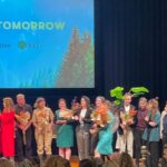 Hanna Verboom Instagram - Ik geniet zo erg na! Gisteravond hebben we ons filmfestival Tomorrow afgetrapt en het was fantastisch. Wij trakteren vanaf nu een week lang elke dag op films over het klimaat en onze toekomst: inspirerende verhalen van individuen en initiatieven die hoopvol stemmen. Zoals de regeneratieve boeren in The Biggest Little Farm, het land wat tot leven kwam in Salt of the Earth en de lokale communities en stadsboerderijen in de hit-documentaire Tomorrow. Maar ook Captain Fantastic, Woman at war en Bigger than us. Tijdens de feestelijke opening gisteren kwamen zo’n 500 gasten waaronder film en impact makers uit heel Nederland samen en spraken o.a. de 12 jarige Zoey, boerin Anne van Leeuwen, filosoof Karim Benammar en acteur Jacob Derwig over hoe zij de toekomst van morgen zien. En nu zijn we live! #linkinbio Deel de films met iedereen die je lief hebt en laten we samen zorgen dat we weer gaan geloven in morgen. Want er is zoveel moois om in te geloven en je schouders onder te zetten!