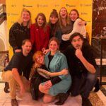 Hanna Verboom Instagram - Ik geniet zo erg na! Gisteravond hebben we ons filmfestival Tomorrow afgetrapt en het was fantastisch. Wij trakteren vanaf nu een week lang elke dag op films over het klimaat en onze toekomst: inspirerende verhalen van individuen en initiatieven die hoopvol stemmen. Zoals de regeneratieve boeren in The Biggest Little Farm, het land wat tot leven kwam in Salt of the Earth en de lokale communities en stadsboerderijen in de hit-documentaire Tomorrow. Maar ook Captain Fantastic, Woman at war en Bigger than us. Tijdens de feestelijke opening gisteren kwamen zo’n 500 gasten waaronder film en impact makers uit heel Nederland samen en spraken o.a. de 12 jarige Zoey, boerin Anne van Leeuwen, filosoof Karim Benammar en acteur Jacob Derwig over hoe zij de toekomst van morgen zien. En nu zijn we live! #linkinbio Deel de films met iedereen die je lief hebt en laten we samen zorgen dat we weer gaan geloven in morgen. Want er is zoveel moois om in te geloven en je schouders onder te zetten!