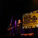 Hanna Verboom Instagram - When good things come together 💫 wat een vreugde was het om met al deze geweldige mensen HER filmfestival openingnight te vieren! Deze avond zal ik nooit vergeten, ik denk dat ik zwevend naar huis ben gegaan:) De ode aan de vrouw van @jesselaport en een loflied aan haar moeder en oma door @touria_meliani Het pleidooi voor betere posities voor vrouwen wereldwijd door @ariettebom van @simavinl en het tranentrekkende ‘I shall be released’ door Hadewych Minis De inspirerende talkshow over de rol van vrouwen in klimaatverandering door @daphnebunskoek en als klapstuk natuurlijk @zo_gospelchoir die ervoor zorgden dat het hele theater op z’n kop stond. Onvergetelijk! Dank aan de vrouwen in Oezbekistan die mijn droomjurk maakten @zazi.vintage (made me feel royal) en aan de geweldige @madeleinebolle_happymess 📸 en cinematografisch talent @willfalize 🎥 die samen deze onvergetelijke momenten vastlegden. Last but not least dank aan ons dreamteam: @sabinebrusse en Sandra van @simavinl , de techniek en meedenken van @ita en natuurlijk het hele team @cinetreenl (met in het bijzonder onze projectmanager @ellenthewessen ) voor het harde werken en het gedeelde geloof in HER ❤️ En nu films kijken! Gratis tot 20 oktober! #Herfilmfestival #linkinbio #whoruntheworld Internationaal Theater Amsterdam
