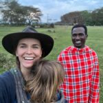 Hanna Verboom Instagram - Thuis. Zo voelt het om hier deze tijd met de kindjes te zijn. Ik was twee toen we naar Kenia verhuisde en met hun hier zijn voelt alsof het cirkeltje rond is. Oude vrienden (die voelen als familie) omhelzen, projecten bezoeken, de geuren, geen wifi, de dieren en bovenal de liefste, mooiste mensen. Asante Sana 🇰🇪