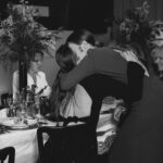 Hanna Verboom Instagram - Het allergrootste cadeau wat je me kan geven is tijd. Ik weet niet wat er gebeurd is de afgelopen 10 jaar maar het voelt echt alsof er zoveel minder tijd is voor wat echt belangrijk is. Altijd maar rondrennen en honderd ballen in de lucht, een volle agenda en dan die stomme telefoon die ons ook allemaal veel te veel tijd kost 🤯 Nu moet ik zeggen dat het afgelopen half jaar filmen van Elixer tegelijkertijd met Cinetree en Get it done er natuurlijk ook bij mij ervoor zorgde dat ik weinig tijd over hield.. maar toch. Tijd is een schaars goed. Extra leuk dat powerhouse @barbaravanstigt en mijn trouwe partner @breitling een paar maanden terug mij precies dit wilde geven. Tijd. En in dit geval middels een kerst diner op ons kantoor; tijd met vrouwen die nationaal en internationaal zich bezig houden met vrouwenrechten, mentale gezondheid en natuurbehoud. Dit weekend was het zover. We hebben gelachen, gehuild, gepraat, gedanst, geknuffeld en vooral heel veel gedeeld. Dit smaakt naar meer. Wat een waanzinnige avond en wat gebeurd er toch veel moois als vrouwen samen tijd hebben 🫶 📸 @chloechante