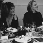 Hanna Verboom Instagram - Het allergrootste cadeau wat je me kan geven is tijd. Ik weet niet wat er gebeurd is de afgelopen 10 jaar maar het voelt echt alsof er zoveel minder tijd is voor wat echt belangrijk is. Altijd maar rondrennen en honderd ballen in de lucht, een volle agenda en dan die stomme telefoon die ons ook allemaal veel te veel tijd kost 🤯 Nu moet ik zeggen dat het afgelopen half jaar filmen van Elixer tegelijkertijd met Cinetree en Get it done er natuurlijk ook bij mij ervoor zorgde dat ik weinig tijd over hield.. maar toch. Tijd is een schaars goed. Extra leuk dat powerhouse @barbaravanstigt en mijn trouwe partner @breitling een paar maanden terug mij precies dit wilde geven. Tijd. En in dit geval middels een kerst diner op ons kantoor; tijd met vrouwen die nationaal en internationaal zich bezig houden met vrouwenrechten, mentale gezondheid en natuurbehoud. Dit weekend was het zover. We hebben gelachen, gehuild, gepraat, gedanst, geknuffeld en vooral heel veel gedeeld. Dit smaakt naar meer. Wat een waanzinnige avond en wat gebeurd er toch veel moois als vrouwen samen tijd hebben 🫶 📸 @chloechante