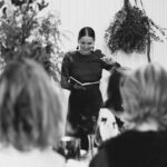 Hanna Verboom Instagram - Het allergrootste cadeau wat je me kan geven is tijd. Ik weet niet wat er gebeurd is de afgelopen 10 jaar maar het voelt echt alsof er zoveel minder tijd is voor wat echt belangrijk is. Altijd maar rondrennen en honderd ballen in de lucht, een volle agenda en dan die stomme telefoon die ons ook allemaal veel te veel tijd kost 🤯 Nu moet ik zeggen dat het afgelopen half jaar filmen van Elixer tegelijkertijd met Cinetree en Get it done er natuurlijk ook bij mij ervoor zorgde dat ik weinig tijd over hield.. maar toch. Tijd is een schaars goed. Extra leuk dat powerhouse @barbaravanstigt en mijn trouwe partner @breitling een paar maanden terug mij precies dit wilde geven. Tijd. En in dit geval middels een kerst diner op ons kantoor; tijd met vrouwen die nationaal en internationaal zich bezig houden met vrouwenrechten, mentale gezondheid en natuurbehoud. Dit weekend was het zover. We hebben gelachen, gehuild, gepraat, gedanst, geknuffeld en vooral heel veel gedeeld. Dit smaakt naar meer. Wat een waanzinnige avond en wat gebeurd er toch veel moois als vrouwen samen tijd hebben 🫶 📸 @chloechante
