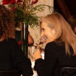 Hanna Verboom Instagram - Het allergrootste cadeau wat je me kan geven is tijd. Ik weet niet wat er gebeurd is de afgelopen 10 jaar maar het voelt echt alsof er zoveel minder tijd is voor wat echt belangrijk is. Altijd maar rondrennen en honderd ballen in de lucht, een volle agenda en dan die stomme telefoon die ons ook allemaal veel te veel tijd kost 🤯 Nu moet ik zeggen dat het afgelopen half jaar filmen van Elixer tegelijkertijd met Cinetree en Get it done er natuurlijk ook bij mij ervoor zorgde dat ik weinig tijd over hield.. maar toch. Tijd is een schaars goed. Extra leuk dat powerhouse @barbaravanstigt en mijn trouwe partner @breitling een paar maanden terug mij precies dit wilde geven. Tijd. En in dit geval middels een kerst diner op ons kantoor; tijd met vrouwen die nationaal en internationaal zich bezig houden met vrouwenrechten, mentale gezondheid en natuurbehoud. Dit weekend was het zover. We hebben gelachen, gehuild, gepraat, gedanst, geknuffeld en vooral heel veel gedeeld. Dit smaakt naar meer. Wat een waanzinnige avond en wat gebeurd er toch veel moois als vrouwen samen tijd hebben 🫶 📸 @chloechante