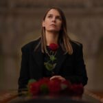 Hanna Verboom Instagram - Misschien wel mijn mooiste rol tot nu toe. Na 6 maanden filmen en 2 maanden voorbereiding zijn we klaar. Straks in 8 landen uitgezonden. Een verhaal over een industrie die geld verdiend aan het helen van mensen maar niet altijd de juiste prioriteiten stelt. Elixer 💊 Zo enorm genoten van dit project! Ik mocht met een geweldig getalenteerde crew en acteurs werken in NL en België en met een regisseur die zo gedreven is en zo goed weet wat ze wilt dat ik ook buiten het acteren veel van haar heb geleerd. Dank je wel @dananechushtan dat ik Isabelle Rombauts mocht spelen. Nu ga jij editen en wij wachten af. Ik kan niet wachten dit met de wereld te delen. #comingsoon #Elixer Veel dank ook aan @topkapifilms @omroepntr @bnnvara @bertpot @Rebecca van @oimundo_casting en mijn geweldige filmfamilie @jacobderwig @romanderwig @wimopbrouck @klijnedamen @bart.bijnens @peggyvrijens @tina10a @ferdistofmeel_ @joesbrauers @leonaphilippo @walidbenmbarek Teun Luickx e.v.a it has been a joy 🫶