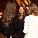 Hanna Verboom Instagram - Het allergrootste cadeau wat je me kan geven is tijd. Ik weet niet wat er gebeurd is de afgelopen 10 jaar maar het voelt echt alsof er zoveel minder tijd is voor wat echt belangrijk is. Altijd maar rondrennen en honderd ballen in de lucht, een volle agenda en dan die stomme telefoon die ons ook allemaal veel te veel tijd kost 🤯 Nu moet ik zeggen dat het afgelopen half jaar filmen van Elixer tegelijkertijd met Cinetree en Get it done er natuurlijk ook bij mij ervoor zorgde dat ik weinig tijd over hield.. maar toch. Tijd is een schaars goed. Extra leuk dat powerhouse @barbaravanstigt en mijn trouwe partner @breitling een paar maanden terug mij precies dit wilde geven. Tijd. En in dit geval middels een kerst diner op ons kantoor; tijd met vrouwen die nationaal en internationaal zich bezig houden met vrouwenrechten, mentale gezondheid en natuurbehoud. Dit weekend was het zover. We hebben gelachen, gehuild, gepraat, gedanst, geknuffeld en vooral heel veel gedeeld. Dit smaakt naar meer. Wat een waanzinnige avond en wat gebeurd er toch veel moois als vrouwen samen tijd hebben 🫶 📸 @chloechante