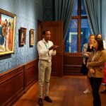 Hanna Verboom Instagram - ‘Uit de schaduw’ in het museum 🌓 Afgelopen maand werd ik tot gastdirecteur van het @mauritshuis_museum benoemd en mochten we het museum eenmalig in teken stellen van onze ‘Uit de schaduw’ beweging. Samen met kunstenaars, ervaringsdeskundigen en experts hebben we elk hoekje van het prachtige museum gevuld met nieuwe, kwetsbare maar ook hoopvolle verhalen en de gesprekken die daarop volgde. Het was een ontroerende dag waar ik nog bijna dagelijks e-mails over ontvang van aanwezigen. Ik vind het zo fantastisch hoe steeds meer mensen aanhaken bij de missie om het taboe te doorbreken op mentale gezondheid. De verhalen die worden gedeeld zorgen voor zoveel begrip en verbinding - het gaat ons allen aan. Dank je wel @mauritshuis_museum voor deze mogelijkheid en alle vrijheid om dit in te vullen. Dank je wel Ingrid voor je next level productie, @miloudeelen voor het rake panel gesprek @anneliepiano voor je waanzinnige muziek en openheid, @rosien voor je bevlogen workshop, dank je @livinglibrarynl voor jullie krachtige kwetsbaarheid en last but not least hulde aan mijn partners in crime psychiater Dirk de Wachter voor het aansporen van dit alles en @judaverboom omdat je mijn held bent. Swipe helemaal naar rechts voor mijn grootste verassing - mijn 88jarige oma en m’n grote broertje kwamen ook ♥️ Voor meer info en onze docu’s ga naar Uitdeschaduw.org en 🌓 #uitdeschaduw Mauritshuis