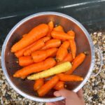 Hanna Verboom Instagram - Wist je dat 80% van de producten in onze supermarkten ongezond is? Sterker nog, gezond eten wordt alsmaar duurder terwijl ongezond eten relatief goedkoop blijft. Je ziet gewoon dat we op verschillende lagen een systeem hebben gecreëerd, waarin ongezonde keuzes aantrekkelijk gemaakt worden. En hierdoor wordt het heel moeilijk voor ons en voor onze kinderen om gezonde keuzes te maken en dat heeft dan weer een gigantisch grote invloed op onze (mentale) gezondheid. Hierover heb ik samen met o.a. de @hartstichting @renzeklamer en @diabetesfonds een serie aan korte docu’s over gemaakt. Binnenkort gaan we live maar op www.opzoeknaargezond.nl kan je alvast meer info en feiten uit onze research terug vinden. Oh ja en slide naar rechts voor mijn eigen ‘gezondeten’ productie 😂 Getting there! 🥕🌽🥦 #opzoeknaargezond van @gezondegeneratie is een initiatief van @diabetesfonds @Hartstichting @mldstichting @nierstichting_nederland en partners, samen op weg naar een #gezondegeneratie. Lees meer op www.opzoeknaargezond.nl.