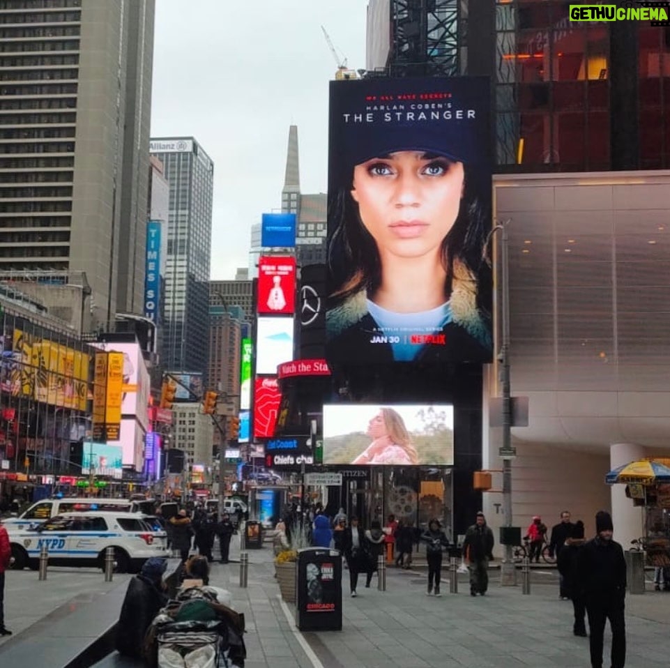 Hannah John-Kamen Instagram - New York New York it’s a wonderful town 🙈 @redproductionco @harlancoben #thestranger #timessquare