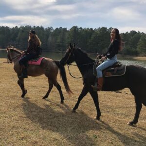 Hannah Kasulka Instagram - 🐴 Fun fact: if you feed a horse it will remember you for 7 years. I too will remember you if you feed me for 7 years. Still dreaming of @duckduckgoatchi @uchiaustin & ms faye’s sweet peas 🤠 🤤