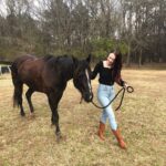 Hannah Kasulka Instagram - 🐴 Fun fact: if you feed a horse it will remember you for 7 years. I too will remember you if you feed me for 7 years. Still dreaming of @duckduckgoatchi @uchiaustin & ms faye’s sweet peas 🤠 🤤 Rolling Hills Horse Ranch