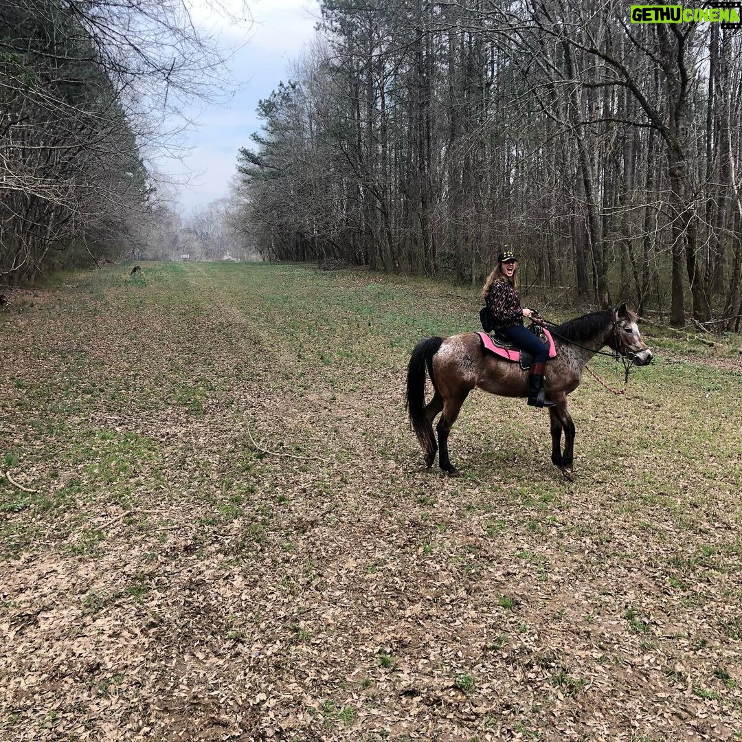 Hannah Kasulka - 3.3K Likes - 🐴 Fun fact: if you feed a horse it will remember you for 7 years. I too will remember you if you feed me for 7 years. Still dreaming of @duckduckgoatchi @uchiaustin & ms faye’s sweet peas 🤠 🤤