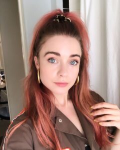 Hannah Kasulka Instagram - Hey y’all I’m going to be on Modern Family tonight! I play Brandi (she works at the car wash and her favorite food is fireball). I’m so glad I got to be a part of the final season. I had such a fun time working with everyone and being directed by the insanely talented @itsjuliebowen. Give it a watch 9/8c! #modernfamily #actress