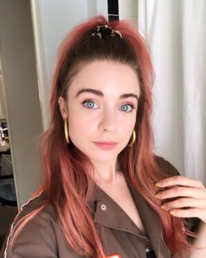 Hannah Kasulka Instagram - Hey y’all I’m going to be on Modern Family tonight! I play Brandi (she works at the car wash and her favorite food is fireball). I’m so glad I got to be a part of the final season. I had such a fun time working with everyone and being directed by the insanely talented @itsjuliebowen. Give it a watch 9/8c! #modernfamily #actress