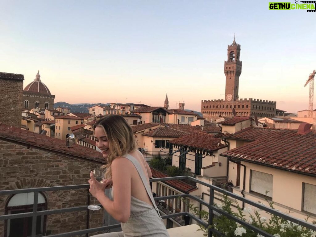 Hannah Kasulka Instagram - I bought my dog a souvenir Florence, Italy