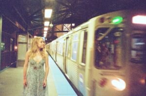 Hannah Kasulka Instagram - #tbt To a normal subway ride 😈