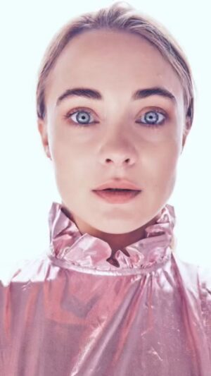 Hannah Kasulka Instagram - got my international passport photo back 👽 

💄 & 📸 @samuelpaulartist
