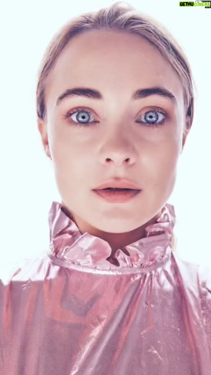 Hannah Kasulka - 2.3K Likes - got my international passport photo back 👽
💄 & 📸 @samuelpaulartist
