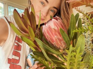 Hannah Kasulka Instagram - Just found out that according to research, acts of kindness have a bigger impact on our happiness when we perform them all at once rather than sporadically. The holidays can be hard for many so maybe pick a day to pack your day with 5 acts of kindness. Some ideas :

✨ donate clothes 

✨ buy an unhoused person food

✨ donate blankets/towels to an  animal shelter 

✨ compliment a stranger 

✨ feed the parking meter 

Any ideas?