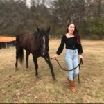 Hannah Kasulka Instagram - 🐴 Fun fact: if you feed a horse it will remember you for 7 years. I too will remember you if you feed me for 7 years. Still dreaming of @duckduckgoatchi @uchiaustin & ms faye’s sweet peas 🤠 🤤 Rolling Hills Horse Ranch