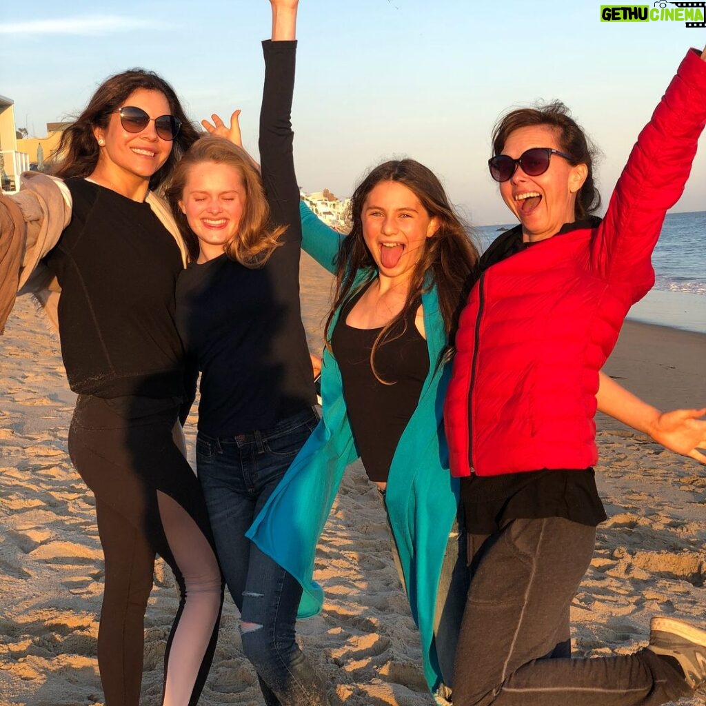 Hannah Nordberg Instagram - fun in the sun with my loves❤️ #springbreak #grateful #malibu #bestoffriends #goodtimeswithgoodfriends #love #beachlife #goldenhour #sunset