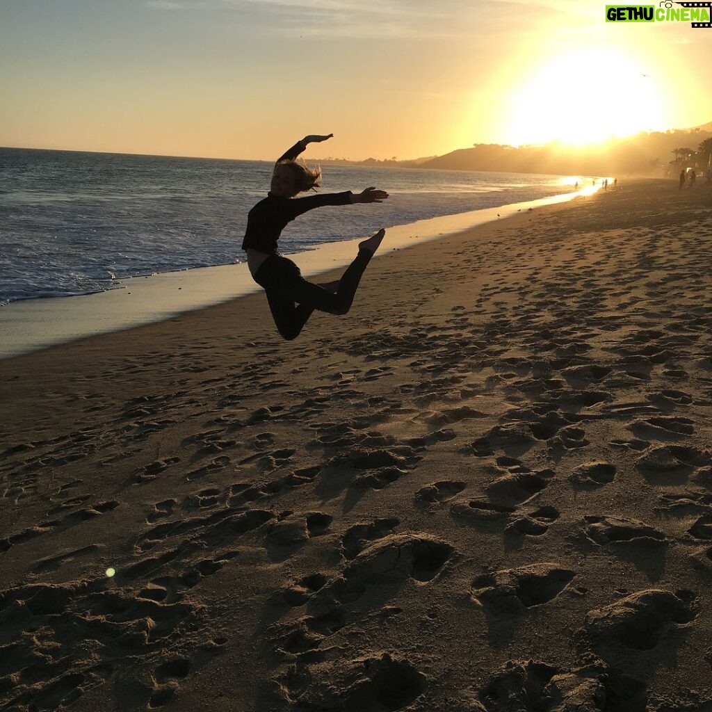 Hannah Nordberg Instagram - fun in the sun with my loves❤️ #springbreak #grateful #malibu #bestoffriends #goodtimeswithgoodfriends #love #beachlife #goldenhour #sunset