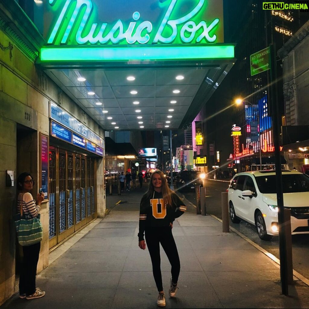 Hannah Nordberg Instagram - don’t mind me #missingthiscity🗽#nyc #musicaltheatre #broadway #actress #actorlife #film #television #hannahnordberg #dearevanhansen #broadwaydreams