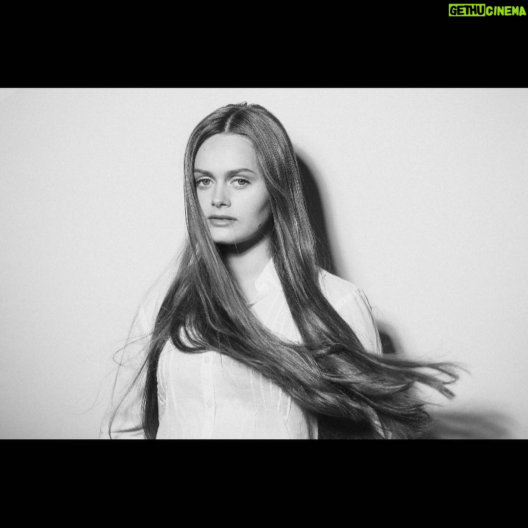 Hannah Nordberg Instagram - 💨 let the wind carry you 💨 #actorlife #actress #hannahnordberg #television #film #actor