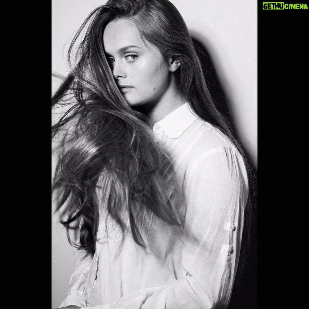 Hannah Nordberg Instagram - 💨 let the wind carry you 💨 #actorlife #actress #hannahnordberg #television #film #actor