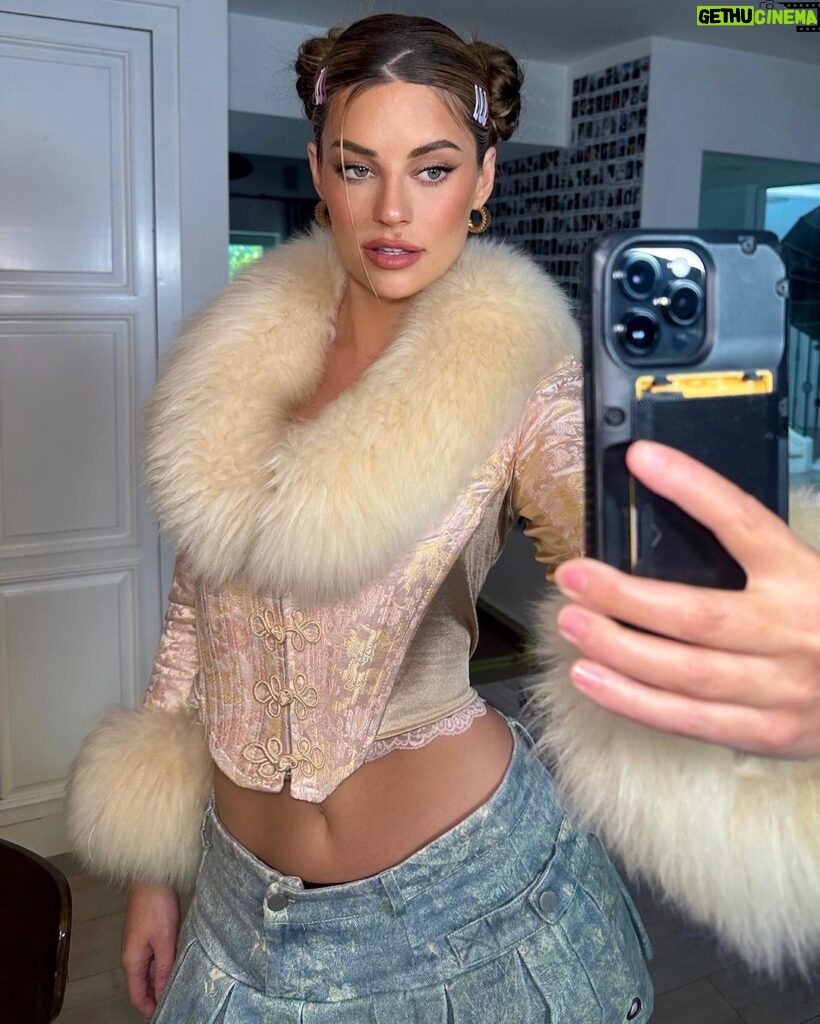 Hannah Stocking Instagram - Let her cook… I SAID LEEeeEeEeeTTTtT hERR COOOOooooOoooK 👩‍🍳 (what’s ur fav look?) Los Angeles, California
