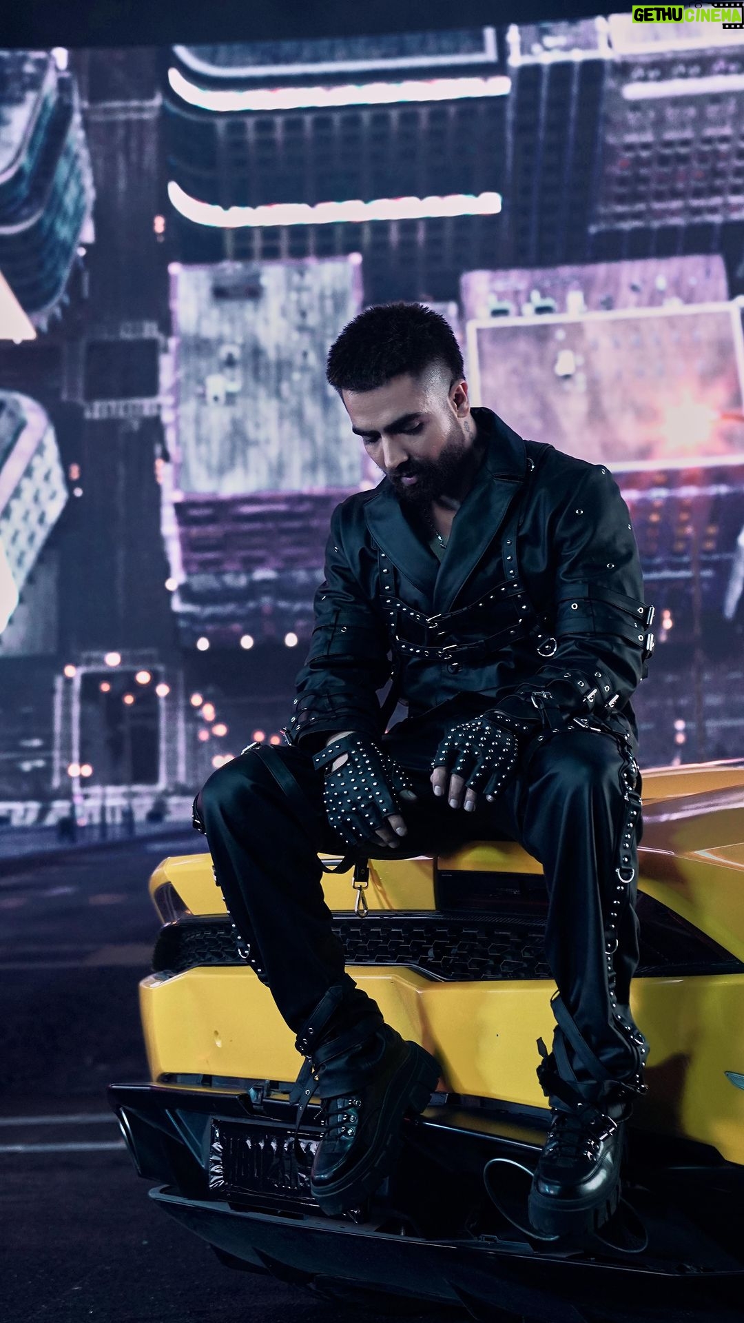 Harrdy Sandhu Instagram - Ghar deyan nu tu dassde kudiye, tenu hogaya pyaar yeah. #psycho #pleasures #ep