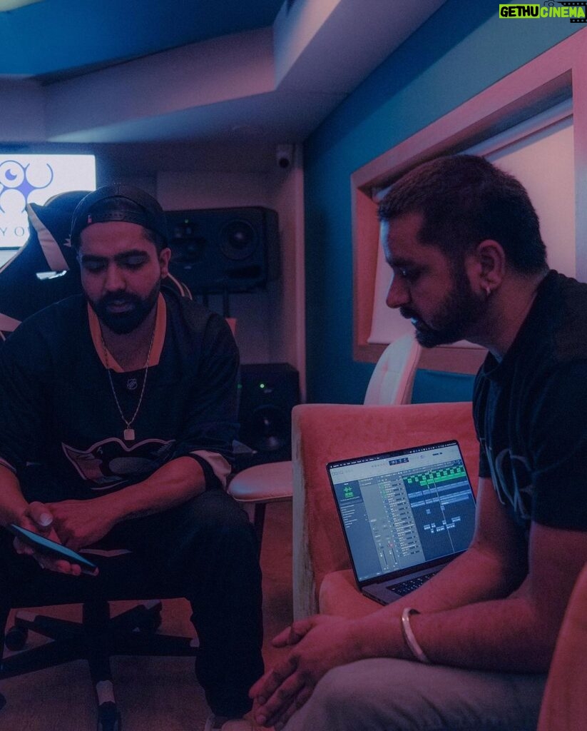 Harrdy Sandhu Instagram - Throwback to the times when we were working on Pleasures. @rajranjodhofficial veere you are a super talented human being. Loved working with you. Long long way to go.🤗