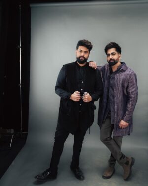 Harrdy Sandhu Instagram - Had a blast of a time with @vickykaushal09 veera and @kunalrawalofficial at @blenderspridefashiontour