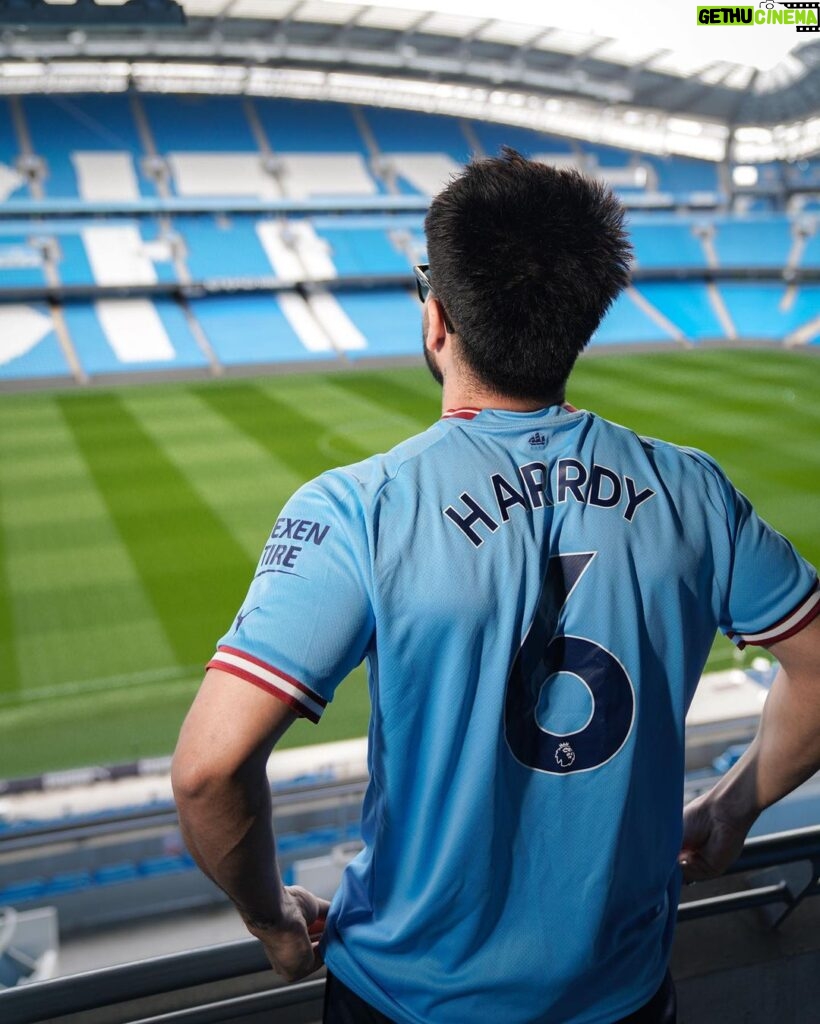 Harrdy Sandhu Instagram - Match day 💪🏻 Kamm khichdo ajj @mancity @pepteam @pumaindia Etihad Stadium of Manchester