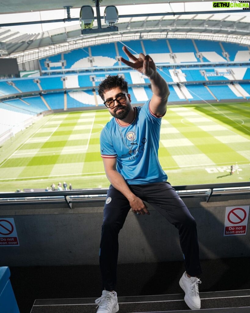 Harrdy Sandhu Instagram - Match day 💪🏻 Kamm khichdo ajj @mancity @pepteam @pumaindia Etihad Stadium of Manchester