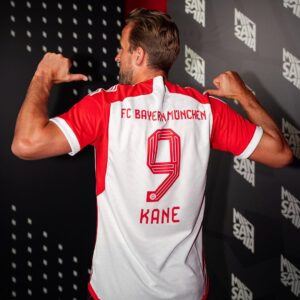 Harry Kane Instagram - Been an incredible welcome for me and my family in Munich in the last 24 hours! Buzzing to have signed for such a massive club with an incredible history, can't wait to get started! #miasanmia