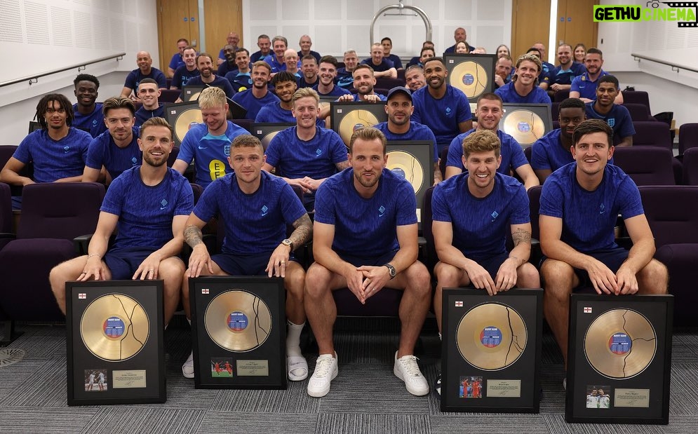 Harry Kane Instagram - I couldn't have broken the @england all-time goalscoring record without the support of my team-mates and managers who have helped me along the way. This gift is a massive thank you from me to all those who I've shared a changing room with since my debut. Thank you. 🏴󠁧󠁢󠁥󠁮󠁧󠁿🦁🦁🦁