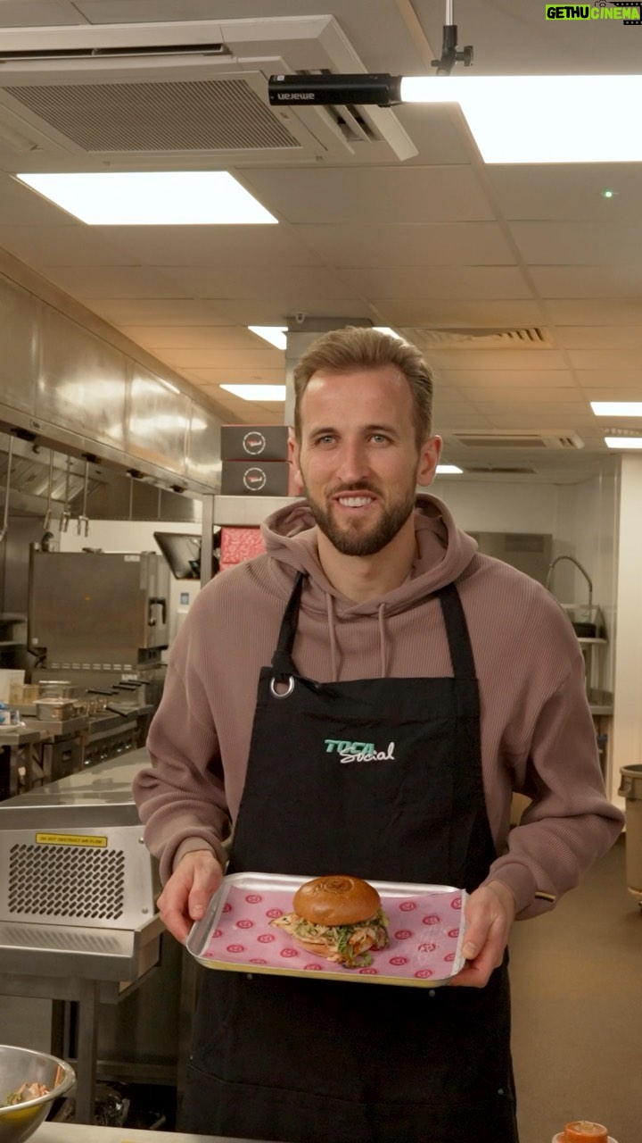 Harry Kane Instagram - Here’s how it went down... a look behind the scenes of the Record Breaker burger being made at @tocasocial 👨🍳🍔 Celebrating the @england record with 54% of the proceeds from every burger sold going to the Harry Kane Foundation.
